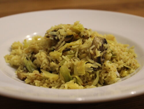 Indische Reispfanne mit Champignons und Spitzkohl