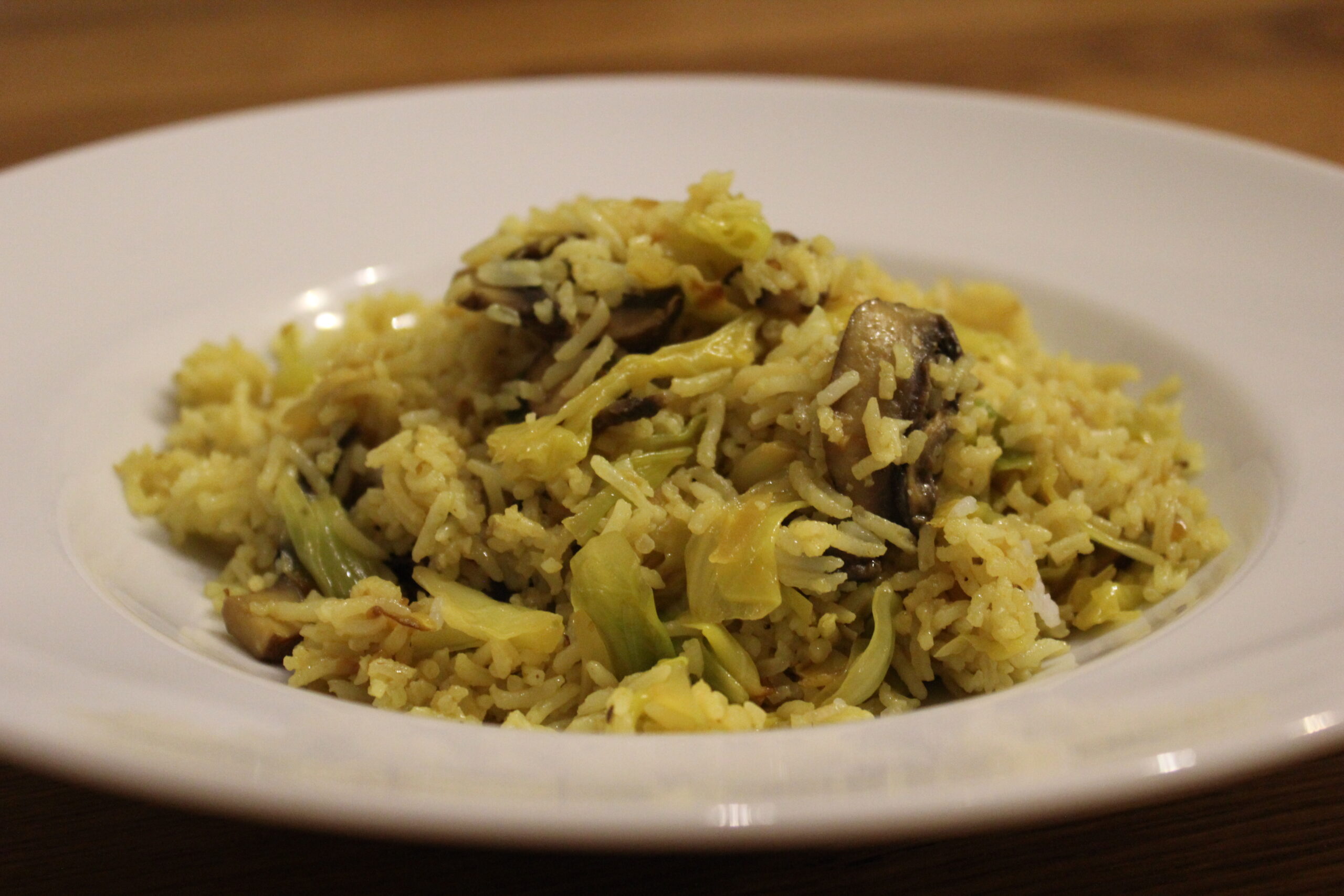 Indische Reispfanne mit Champignons und Spitzkohl