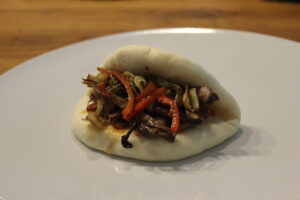 Bao Bun mit chinesischem Bratgemüse und Sauce