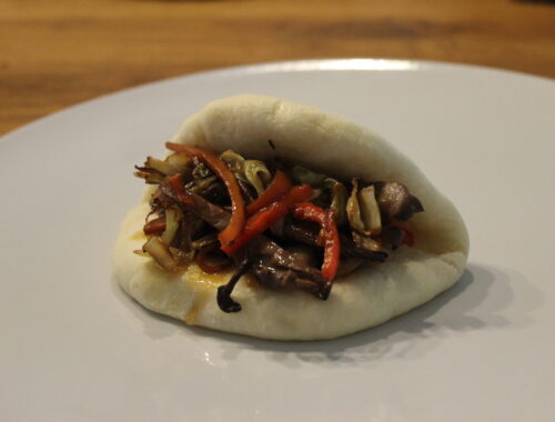 Bao Bun mit chinesischem Bratgemüse und Sauce