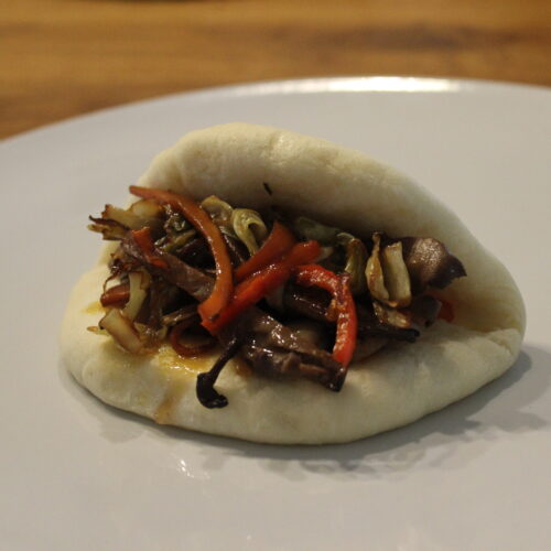 Bao Bun mit chinesischem Bratgemüse und Sauce