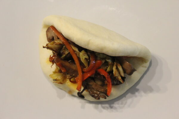 Bao Bun mit chinesischem Bratgemüse und Sauce